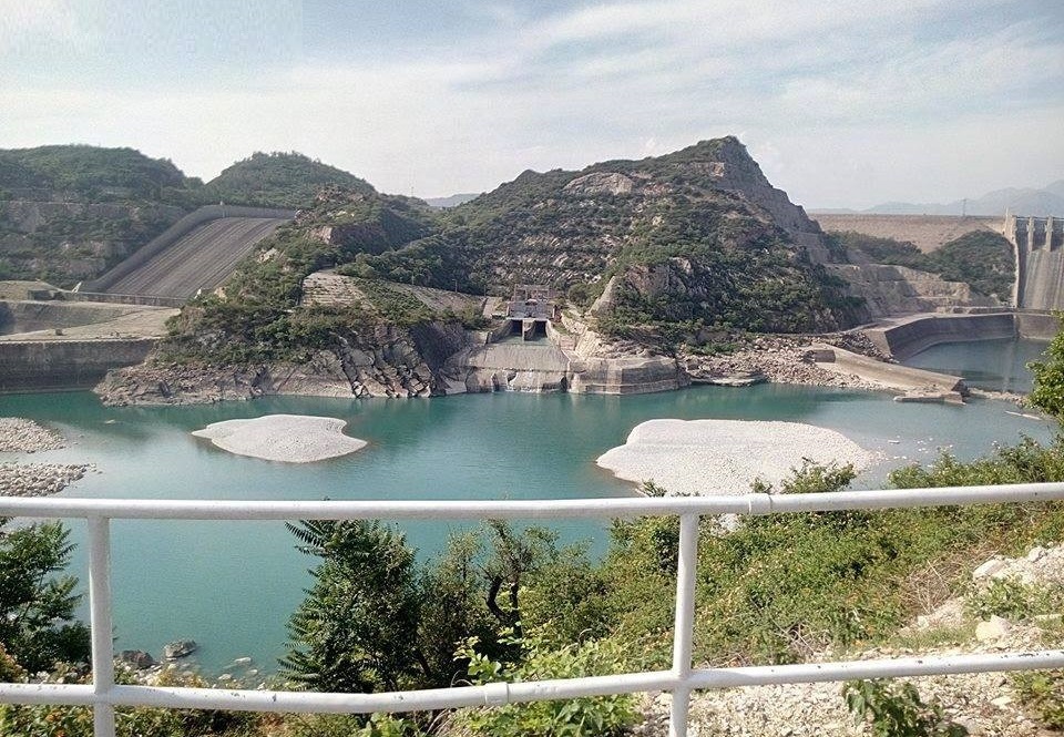 Which is the largest earth-filed dam in Pakistan? 2 largest earth-filled dam