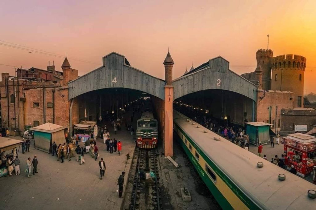 Which is Pakistan's biggest railway station? 2 Pakistan's biggest railway station