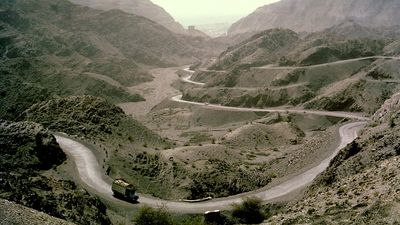 Which mountain pass is at the lowest elevation in Pakistan? 2 Pakistan's lowest elevation pass
