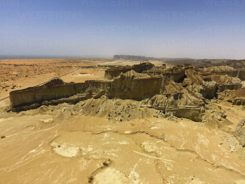 Which is the largest plateau in Pakistan? 2 largest plateau