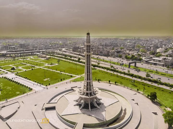 What is the second name of Minar-e-Pakistan? 2 Minar e Pakistan